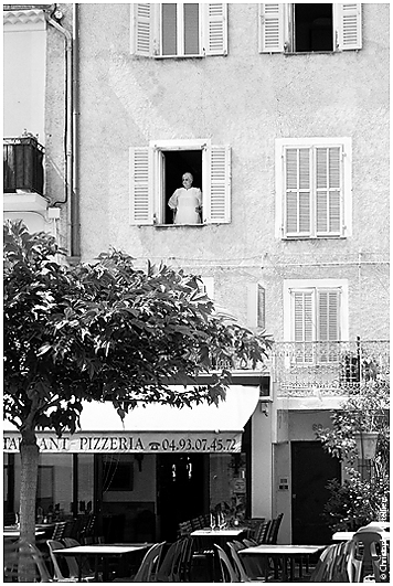 Photo d'une femme de chambre dans l'encadrement d'une fen&ecirc;tre d'un hotel restaurant pizzeria de Cagnes sur Mer pr&egrave;s de Nice &copy; juillet 2010 Christophe Letellier tous droits r&eacute;serv&eacute;s. 