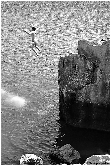 Sur la plage de Bauden, les nageurs plongent dans le lac depuis un plongeoir naturel constitu&eacute; de roches. &copy; juillet 2010 Christophe Letellier tous droits r&eacute;serv&eacute;s. 