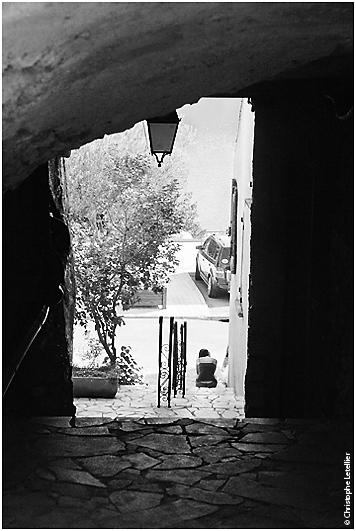 Photo d'une jeune femme en train d'&eacute;crire un texto sur son mobile dans une rue de Bauden. &copy; juillet 2010 Christophe Letellier tous droits r&eacute;serv&eacute;s. 