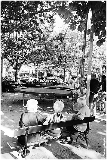 A Mont�limar, pr�s de la place du Th��tre, des jeunes enfants s'adonne au saut � l'�lastique sous le regard de personnes du 3�me �ge. &copy; juillet 2010 Christophe Letellier tous droits r&eacute;serv&eacute;s. 