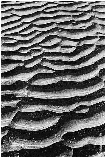 Photo noir et blanc d'une vague de sable. Essai photographique 2. © 2002 Christophe Letellier tous droits réservés. Pour revenir à la galerie, cliquez sur la photo.