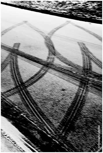 Traces de roues laissées sur la neige par un véhicule automobile. © 2009 Christophe Letellier tous droits réservés. Pour revenir à la galerie, cliquez sur la photo.