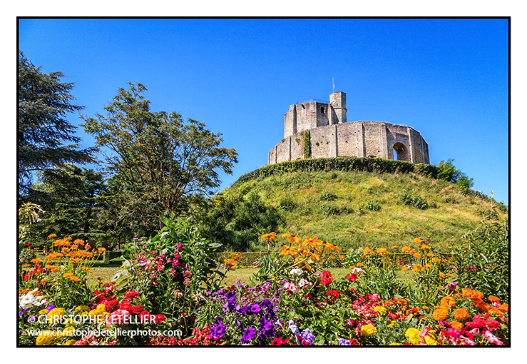 "LE CHATEAU DE GISORS EN ETE". Photo carte postale en couleur du chateau de Gisors avec son parc et le donjon qui se dresse sur son monticule. Un haut lieu de l'Histoire de la Normandie. ©  Christophe Letellier tous droits réservés. Pour revenir à la galerie, faites un clic-gauche sur la photo.