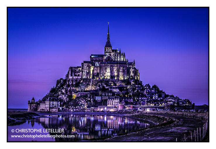 "LE MONT SAINT MICHEL AU CREPUSCULE". Photo carte postale en couleur du Mont St Michel illuminé à la nuit tombante © 2009 Christophe Letellier tous droits réservés. Pour revenir à la galerie, faites un clic-gauche sur la photo.