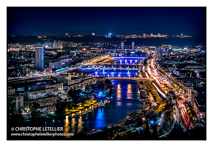 Panorama de la ville de Rouen à la tombée de la nuit depuis Bonsecours. © 2013 Christophe LETELLIER