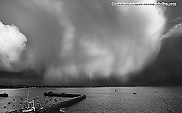 Fond ecran noir et blanc" depression sur le port de Granville" 