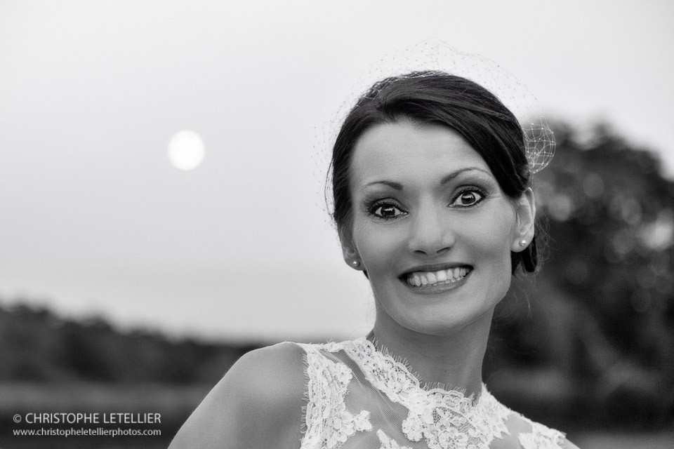 Photo en noir et blanc d'une jeune mariée selon la technique photographique du portrait en clair-obscur © 2015 Christophe Letellier all rights reserved. 