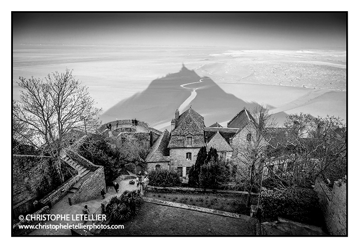 "OMBRE MENACANTE DU MONT SAINT MICHEL".Photo noir et blanc de l'ombre menaçante du Mont St Michel dans la Baie du Mont Saint Michel © 2013 Christophe Letellier tous droits réservés. Pour revenir à la galerie, faites un clic-gauche sur la photo.