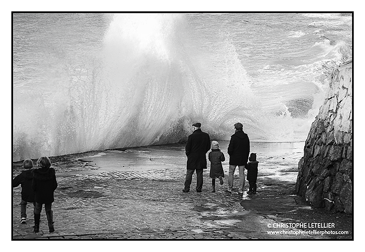 Photo noir et blanc d'une vague de submersion sur la plage du Plat Gousset de Granville