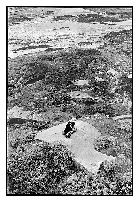 Tendre Baiser.Amour et adolescence, drague ou flirts sur la plage de Saint Malo. L’éveil des sens, les bons moments partagés, ces adolescents amoureux semblent seuls au monde. Rien ne peut détourner leur regard © 2011 Christophe LETELLIER, tous droits réservés. Reproduction interdite sans autorisation préalable de l’auteur. Pour revenir à la galerie, cliquez sur la photo.