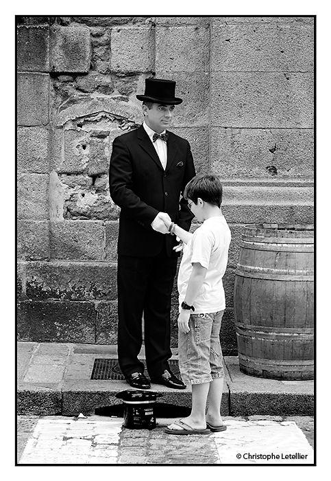 Photo noir et blanc "Automate"Dans les rues de St Malo Intra-Muros, une compagnie theatrale piège les touristes en se muant en automates humains.-© 2009 Christophe Letellier tous droits réservés.