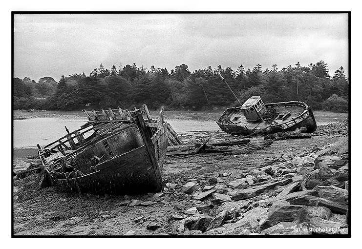 BENODET-VIEILLES COQUES ABANDONNEES. Photo en noir et blanc des vieilles coques de bateaux abandonnées à l'érosion de l'eau et de l'air, sur les bords de mer de Benodet en Bretagne. © 2005 Christophe LETELLIER tous droits réservés. Reproduction interdite sans autorisation préalable de l’auteur. Cliquer pour revenir à la galerie.