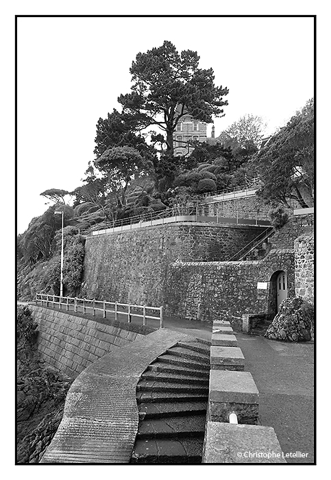 DINARD, LE CHEMIN DE RONDE. Photo en noir et blanc de la ville de Dinard, son chemin de ronde  permet de belles promenades le long de la mer.-© Juillet 2009 Christophe Letellier tous droits réservés.