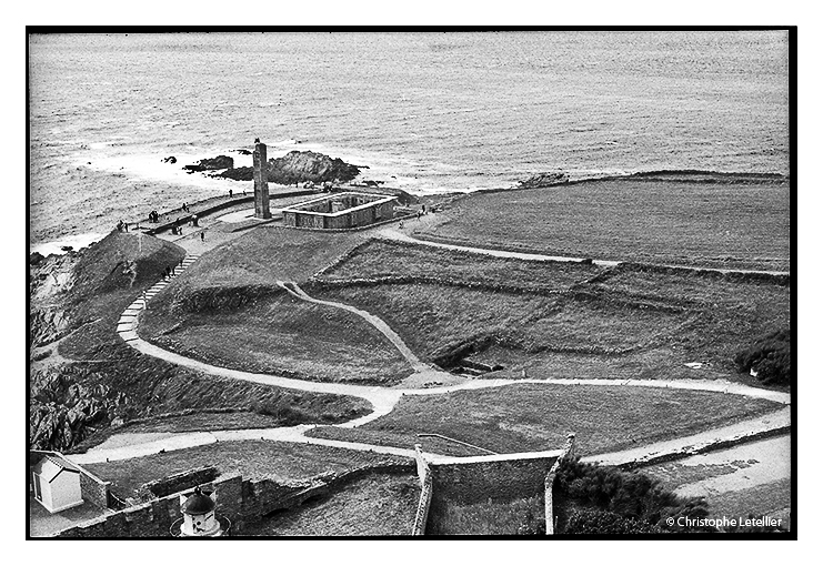 Photo noir et blanc "Le cénotaphe de la POinte Saint Mathieu". Depuis le haut du phare de la Pointe Saint Mathieu, non loin de Brest, une photo des differents chemins qui mènent au Cénotaphe. © 2009 Christophe LETELLIER tous droits réservés. Reproduction interdite sans autorisation préalable de l’auteur. Cliquer pour revenir à la galerie.