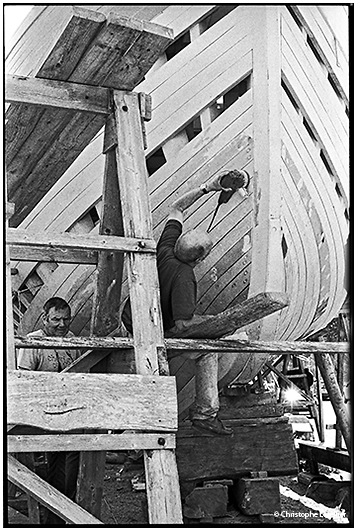 photo noir et blanc de la construction d'un langoustier par une association de Douarnenez &copy; 2011 Christophe LETELLIER, tous droits r&eacute;serv&eacute;s. Reproduction interdite sans autorisation pr&eacute;alable de l&rsquo;auteur. Pour revenir &agrave; la galerie, cliquez sur la photo.