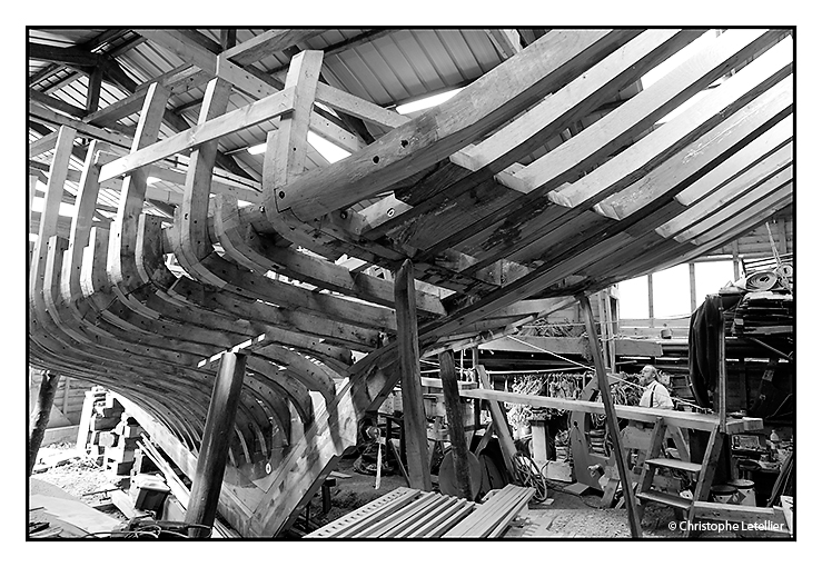 Photo en noir et blanc  "Le langoustier Skellig" durant sa construction dans l'atelier de l'association "Un Langoustier pour Douarnenez". Des passionnés pour faire revivre les méthodes traditionnelles de construction de bateaux en bois. © 2008 Christophe LETELLIER tous droits réservés. Reproduction interdite sans autorisation préalable de l’auteur. Cliquer pour revenir à la galerie.