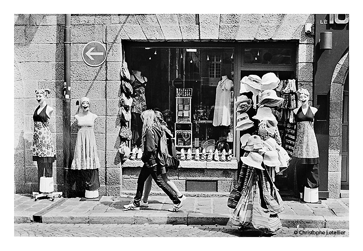 Dans une rue de Saint Malo, des mannequins de cire semble se moquer de deux jeunes adolescentes de passage © 2012 Christophe LETELLIER tous droits réservés. Reproduction interdite sans autorisation préalable de l’auteur. Cliquer pour revenir à la galerie.