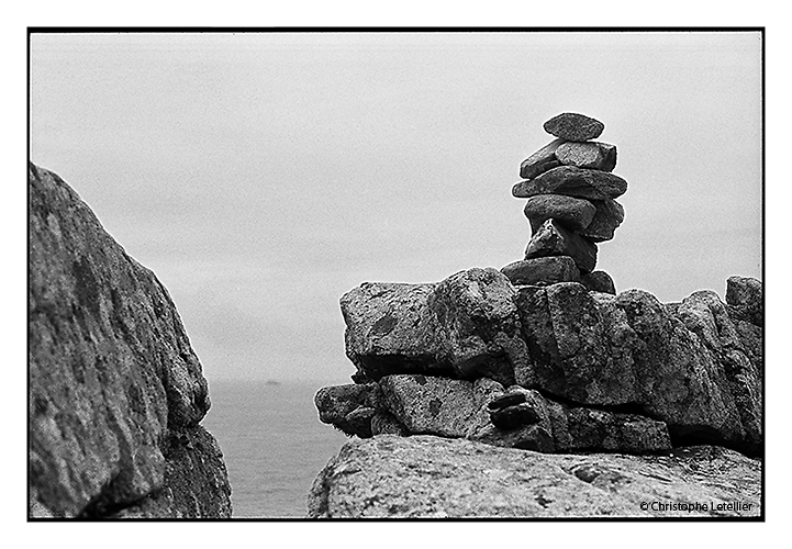 Photo noir et blanc de la Pointe du Raz avec aperçu de la baie des trepassés. Un coin de la Bretagne où les marins doivent être très vigilants car les courants marins sont nombreux et dangereux. Un passage cependant obligé vers la la Mer du Nord.© 2011 Christophe Letellier tous droits réservés. Reproduction interdite sans autorisation préalable de l'auteur.