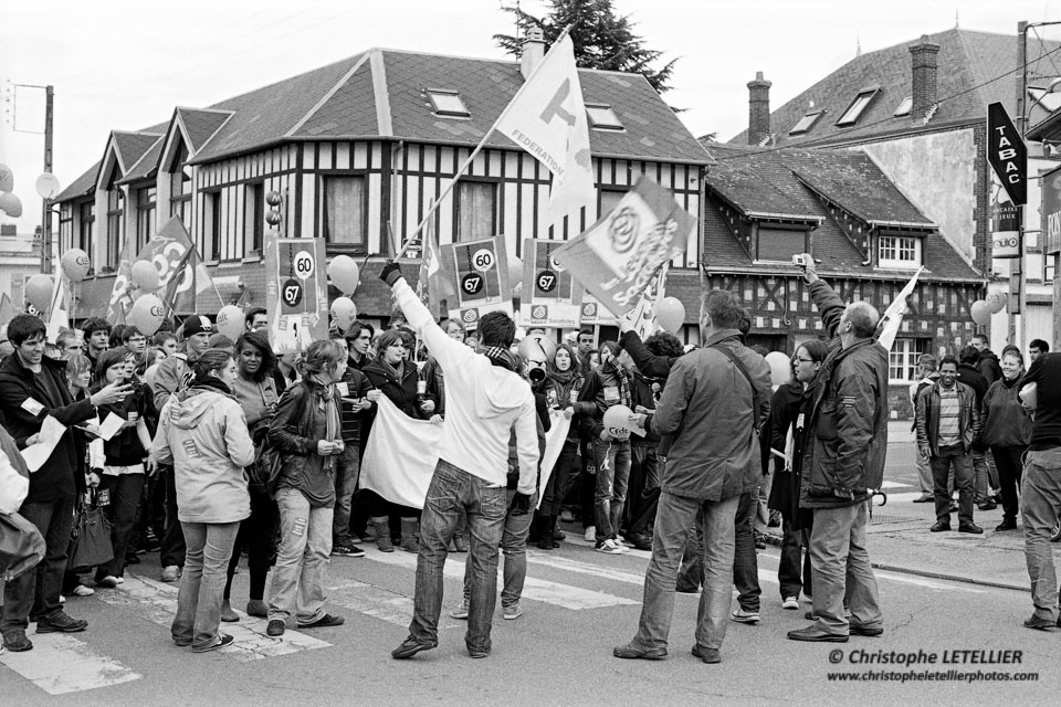 Photo en noir et blanc du Rocher à Granville pendant le festival Sortie de Bain.© 2010 Christophe Letellier all rights reserved. 