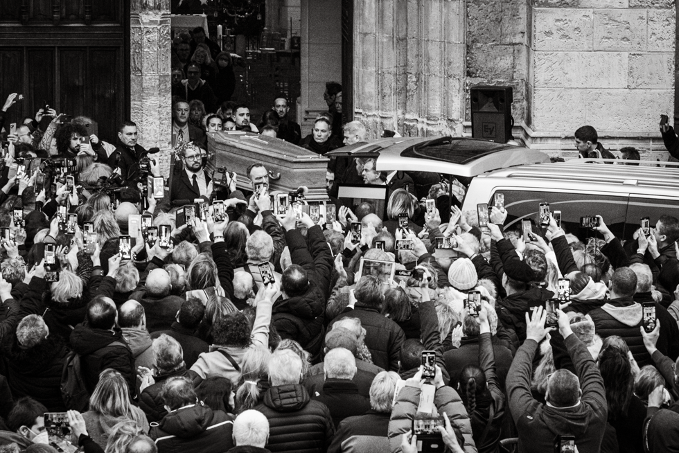 Paparazzi aux obseque de la chanteuse Linda de Suza 