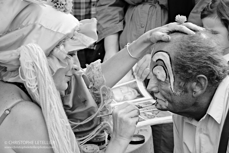 Photo en noir et blanc d'une séance de maquillage de clown dans les rues de Granville. © 2010 Christophe Letellier all rights reserved. 