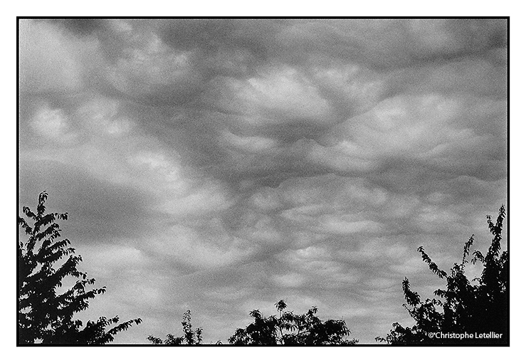 "AVIS DE TEMPÊTE SUR LA NORMANDIE". Photo noir et blanc de gros cumulus annonciateurs de tempête dans le ciel de Normandie. © août 2012 Christophe Letellier tous droits réservés. Pour revenir à la galerie, faites un clic-gauche sur la photo.