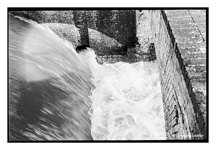 A travers une voute en pierre, le soleil dessine un joli arc de lumière qui vient se projeter sur une cascade d’eau vive. © 2012 Christophe LETELLIER tous droits réservés. Reproduction interdite sans autorisation préalable de l’auteur. Cliquer pour revenir à la galerie.