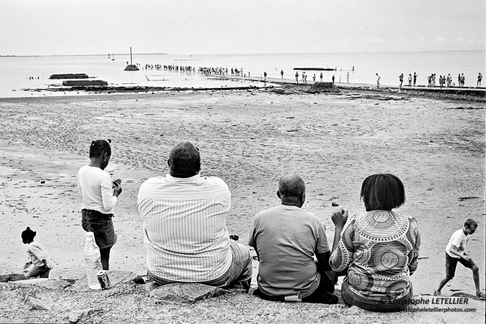 "LE PASSAGE DU GOIS". Photo noir et blanc du Gois, voie submersible qui relie le continent français à l'ile de Noirmoutier. © 2013 Christophe Letellier tous droits réservés. Pour revenir à la galerie, faites un clic-gauche sur la photo.