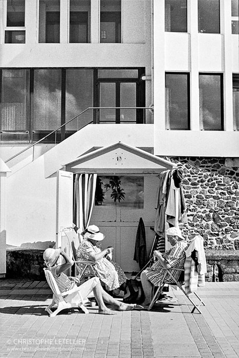 "LE TROISIEME AGE". Photo de personnes du troisième âge tricotant sur la promenade du Plat Gousset à Granville. © août 2012 Christophe Letellier tous droits réservés. 