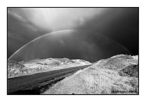 Photo noir et blanc d’un arc en ciel naissant sur la route menant à Barneville-Carteret dans le département de la Manche (France) © 2011 Christophe LETELLIER, tous droits réservés. Reproduction interdite sans autorisation préalable de l’auteur. Pour revenir à la galerie, cliquez sur la photo.