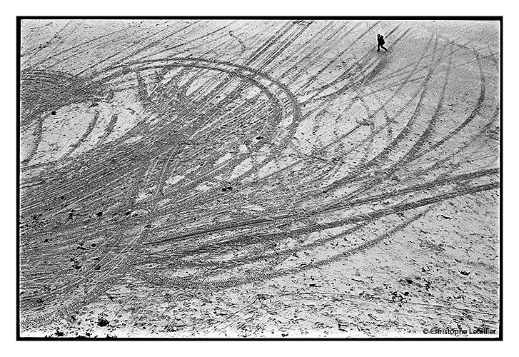 Photo noir et blanc de traces dessinées sur le sable de la plage de St Malo. A l’image de notre vie, beaucoup de choix, d’opportunités s’offre à nous, lesquels choisir  © 2011 Christophe LETELLIER, tous droits réservés. Reproduction interdite sans autorisation préalable de l’auteur. Pour revenir à la galerie, cliquez sur la photo.