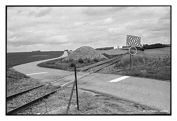 Photo noir et blanc d'un passage à niveau non gardé, la croisée des chemins. © 2011 Christophe LETELLIER, tous droits réservés. Reproduction interdite sans autorisation préalable de l’auteur. Pour revenir à la galerie, cliquez sur la photo.