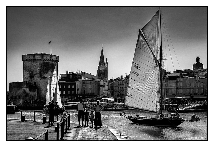 Photo noir et blanc de l'entrée du port de La Rochelle © 2014 Christophe Letellier all rights reserved. 