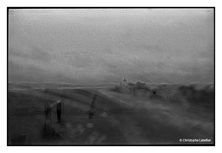 Photo de la Pointe d’Agon-Coutainville, dans le département de la Manche, prise à travers le pare-brise par un jour de tempête © 2012 Christophe LETELLIER tous droits réservés. Reproduction interdite sans autorisation préalable de l’auteur. Cliquer pour revenir à la galerie.