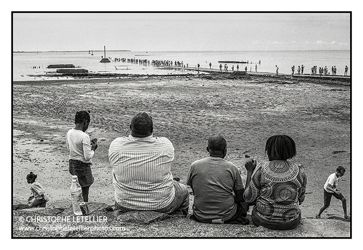 "LE PASSAGE DU GOIS". Photo noir et blanc du Gois, voie submersible qui relie le continent français à l'ile de Noirmoutier. © 2013 Christophe Letellier tous droits réservés. Pour revenir à la galerie, faites un clic-gauche sur la photo.