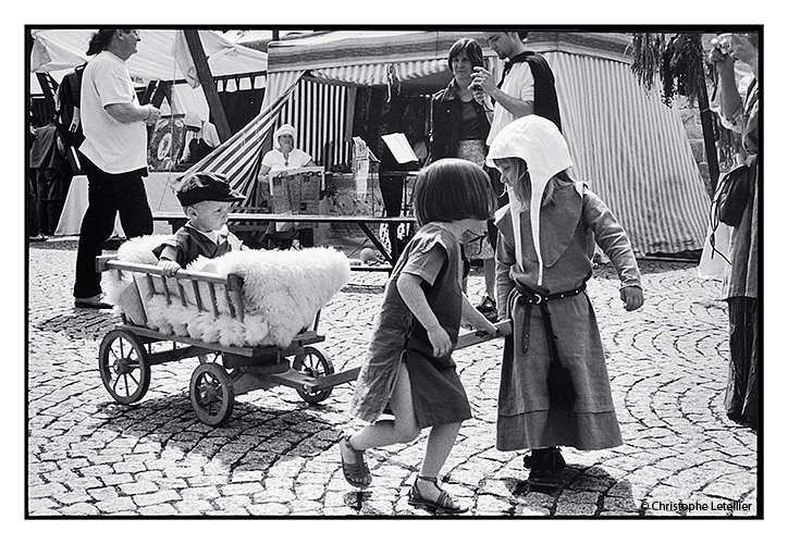 Gisors au Moyen-Age.De jeunes enfants, habillés en vêtements du Moyen-Age, s'amusent sur le parvis de l'eglise de Gisors, pendant les festivités de Gisors La Légendaire, organisé par l'Office du Tourisme de Gisors. Reproduction interdite sans autorisation préalable de l'auteur. © 2011 Christophe Letellier tous droits réservés. Pour revenir à la galerie, cliquez sur la photo.