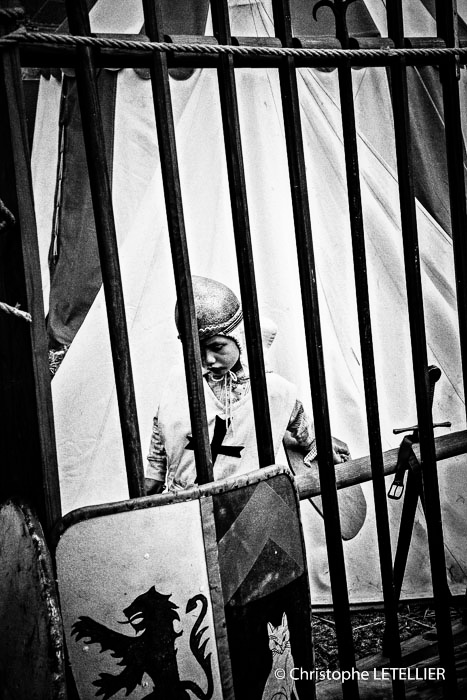 Photo en noir et blanc d'un enfant déguisé en chevalier durant le marché medieval de Gisors la Legendaire 2015. © 2015 Christophe Letellier all rights reserved. 