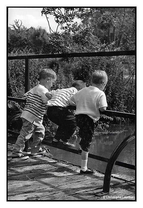 Les petites canailles. Photo noir et blanc de jeunes enfants espiègles. © 1999 Christophe Letellier tous droits réservés. Reproduction interdite. 