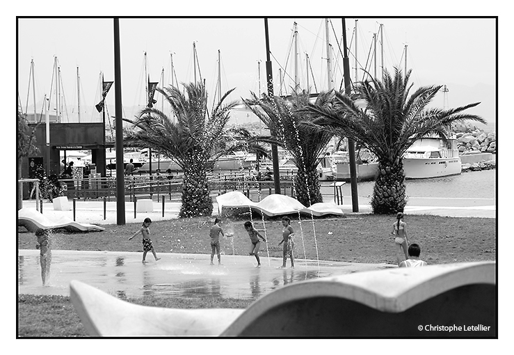 "MARSEILLE, PLAGE DE L'ESTAQUE". Photo d'enfants s'amusant sous les jets d'eau de la plage de l'Estaque à Marseille. © juillet 2010 Christophe Letellier tous droits réservés. Pour revenir à la galerie, faire un clic-gauche sur la photo.