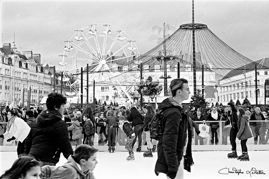 Photo en noir et blanc de la patinoire de Noël installée à côté du marché de Beauvais © 2015 Christophe Letellier all rights reserved. 