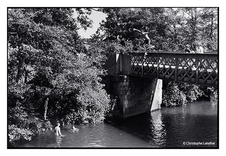 Saut depuis un pont.De adolescents s'amusent à sauter d'un pont situé près de la Voie Verte vers la commune de Dangu. Reproduction interdite sans autorisation préalable de l'auteur. © 2009 Christophe Letellier tous droits réservés. Pour revenir à la galerie, cliquez sur la photo.