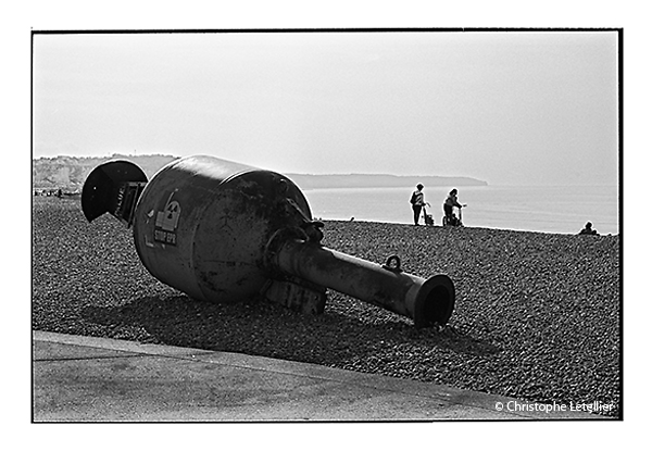 Slogan écologiste sur une bouée nautique déposée sur la plage de Dieppe. Un slogan d’actualité après les fuites radioactives à la centrale nucléaire de Penly, non loin de la plage de Dieppe© 2011 Christophe LETELLIER, tous droits réservés. Reproduction interdite sans autorisation préalable de l’auteur. Pour revenir à la galerie, cliquez sur la photo.