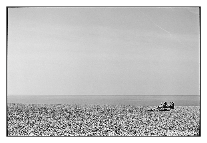 Photo en noir et blanc de la plage de galets de Dieppe. Reproduction interdite sans autorisation préalable de l'auteur. © 2011 Christophe Letellier tous droits réservés. Pour revenir à la galerie, cliquez sur la photo.