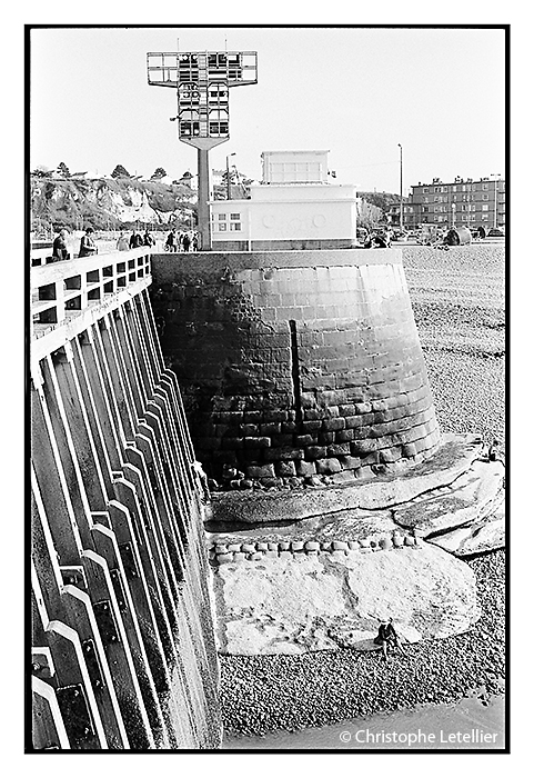 Photo en noir et blanc de la plage de Dieppe. © 2011 Christophe LETELLIER tous droits réservés. Reproduction interdite sans autorisation préalable de l’auteur. Cliquer pour revenir à la galerie.