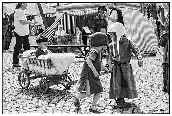 Photo noir et blanc de jeune enfants habill&eacute;s dans des costumes de l'&eacute;poque m&eacute;di&eacute;vale normande. &copy; 2011 Christophe LETELLIER, tous droits r&eacute;serv&eacute;s. Reproduction interdite sans autorisation pr&eacute;alable de l&rsquo;auteur. Pour revenir &agrave; la galerie, cliquez sur la photo.