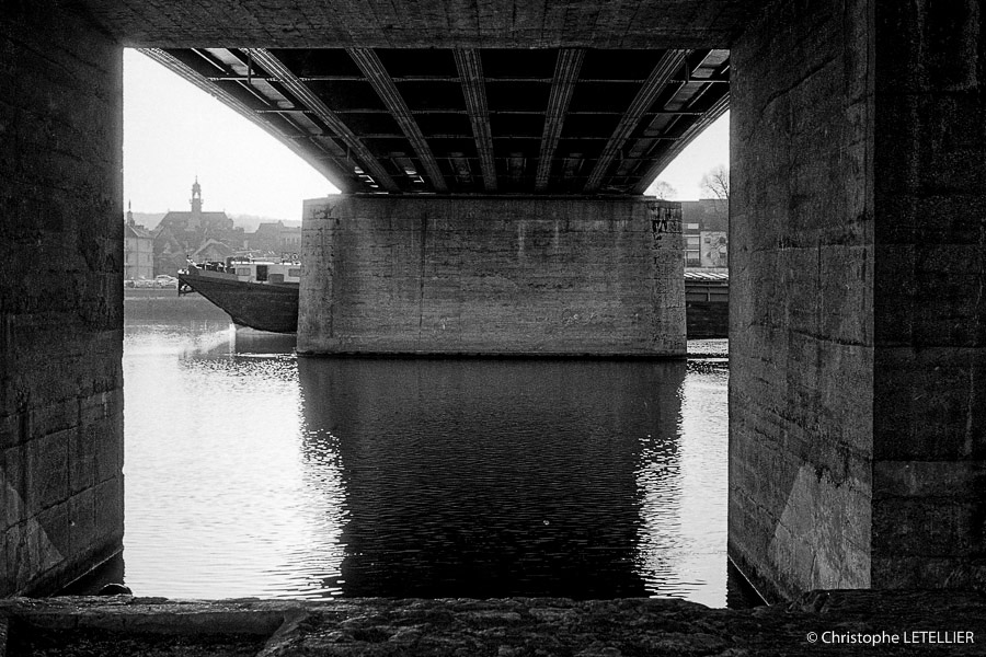 Photo en noir et blanc illustrant une composition photographique géometrique sous le pont de Vernon. © 2016 Christophe Letellier all rights reserved. 