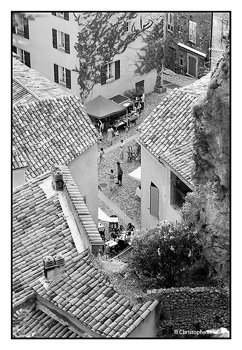 "MOUSTIERS SAINTE MARIE". Photo en plongée de Moustiers Sainte Marie, un des plus beaux villages de France,dans le département des Alpes de Haute Provence, à la porte du Grand Canyon des Gorges du Verdon.© 2010 Christophe Letellier tous droits réservés.