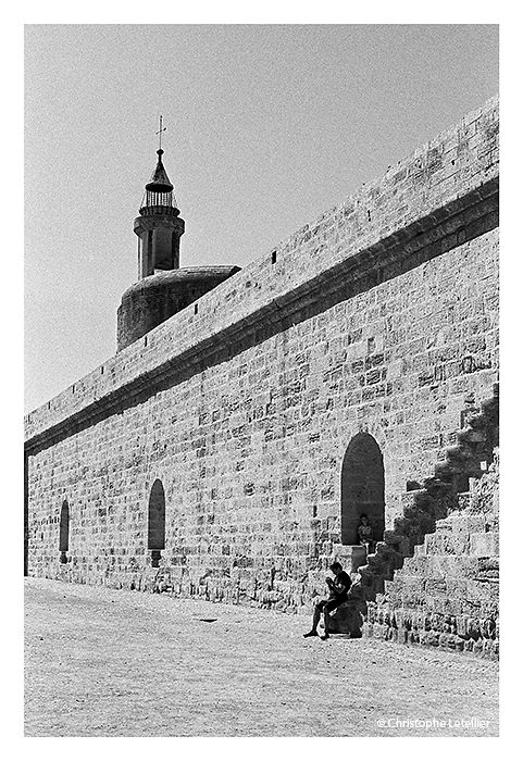 "AIGUES-MORTES". Photo noir et blanc des remparts de la ville d'Aigues-Mortes, en Camargue © juillet 2012 Christophe Letellier tous droits réservés. 