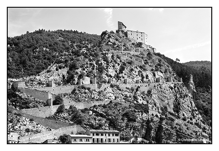 "ENTREVAUX,LES FORTIFICATIONS DE VAUBAN". Photo noir et blanc des fortifications de la ville d'Entrevaux par le célèbre architecte Vauban.© 2010 Christophe Letellier tous droits réservés.