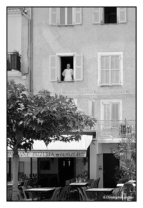 Photo d'une femme de chambre dans l'encadrement d'une fenêtre d'un hotel restaurant pizzeria de Cagnes sur Mer près de Nice © juillet 2010 Christophe Letellier tous droits réservés. 